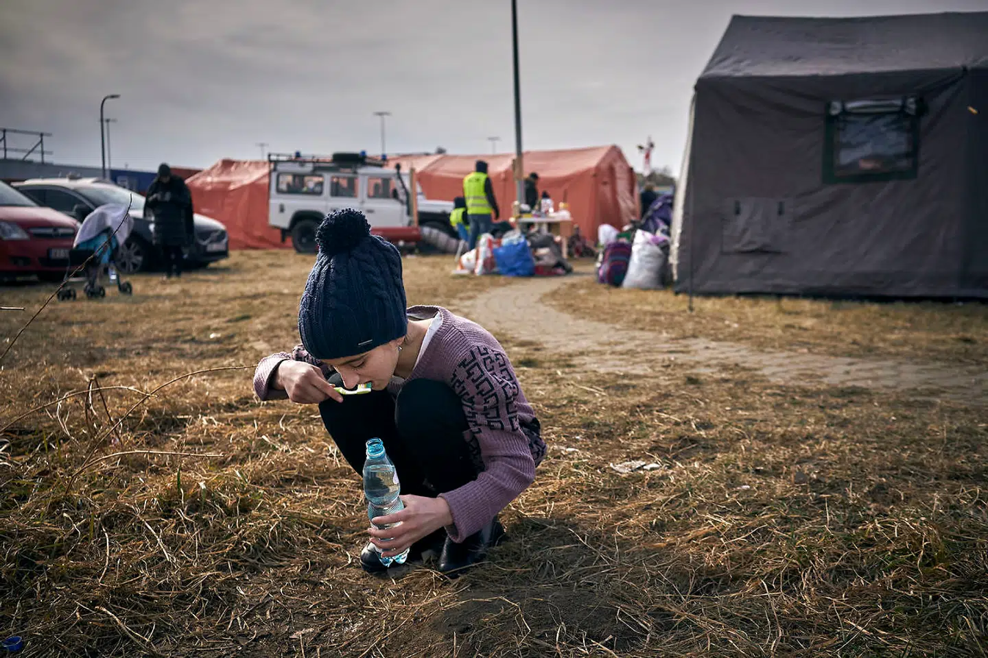 Et barn på flugt børster tænder i byen Medyka på grænsen mellem Ukraine og Polen.