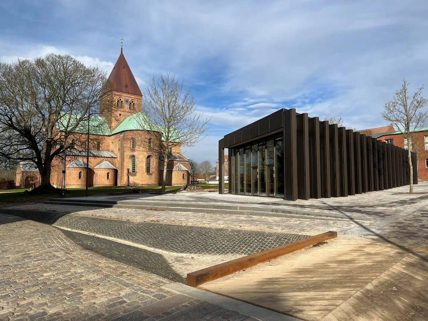 Torvet i Ringsted har fået en ny pavillon. Den har en gruppe borgere indstillet til prisen »Danmarks grimmeste bygning« – blandt andet på grund af placeringen ved kirken.
