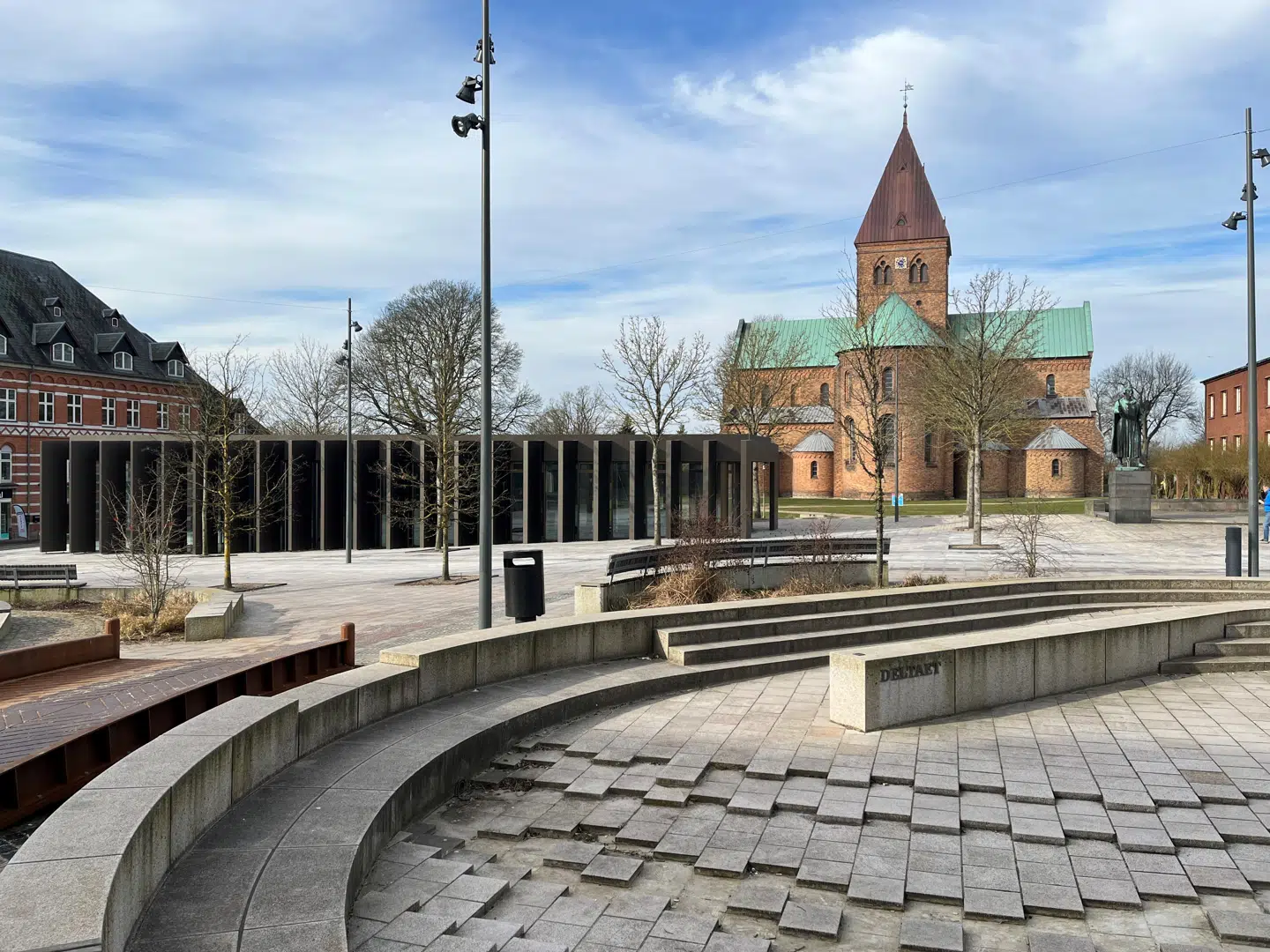 Nogle mener, at pavillonen fremstår for moderne i forhold til de omkringliggende bygninger.