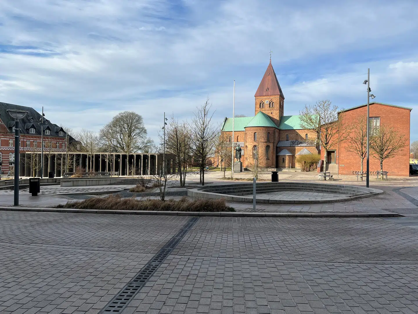 Talsmand for Arkitekturoprøret mener, at den nye bygning til venstre er ude af trit med med sine omgivelser.