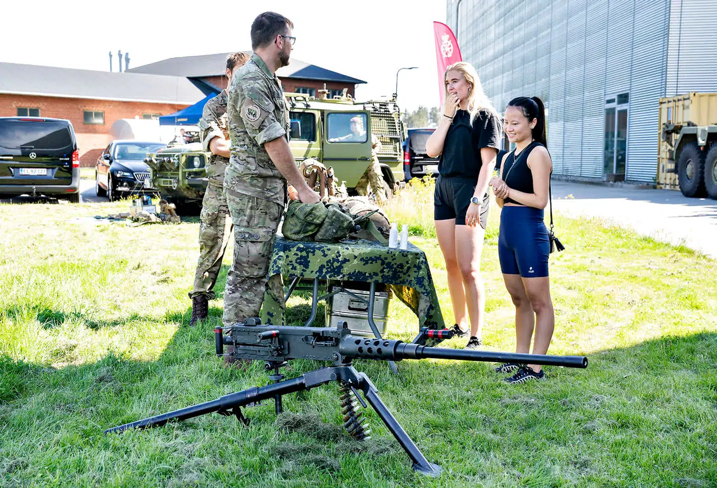 På grund af coronaepidemien fik Forsvaret lov at indkalde yderligere 150 værnepligtige. Men der skal bruges mange flere end 150, hvis Forsvaret skal op på niveau med det, der er brug for, siger eksperter. Dét er Venstre og Socialdemokratiet nu villige til at honorere.