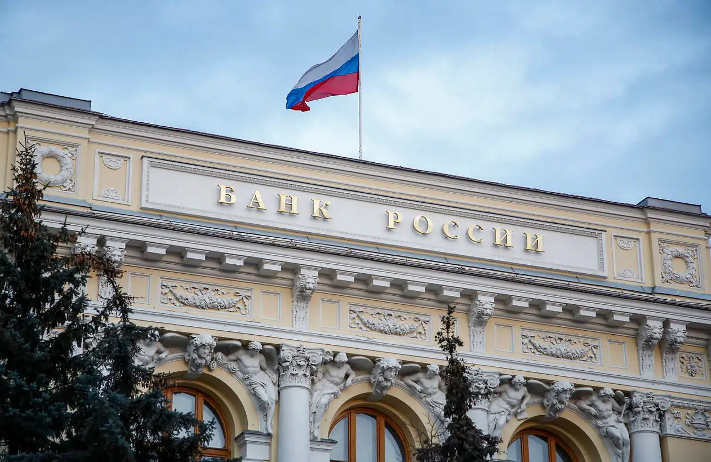 Den russiske centralbank har rekordstore valutareserver, som primært står i dollar, takket være eksporten af olie og gas. EU, Storbritannien og USA skal ikke bare stoppe med at betale for Ruslands olie og gas, men også komme med sanktioner, som afskærer centralbankens adgang til disse valutareserver, mener kronikskribenten.