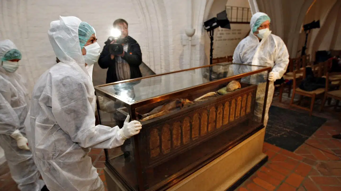 Knud den Hellige – konge af Danmark fra 1080 – blev 10. juli 1086 dræbt i Odense. Siden 1100 har hans rester befundet sig i en trækiste. I 2008 foretog man retsmedicinske undersøgelser af liget for blandt andet at fastslå dødsårsagen.