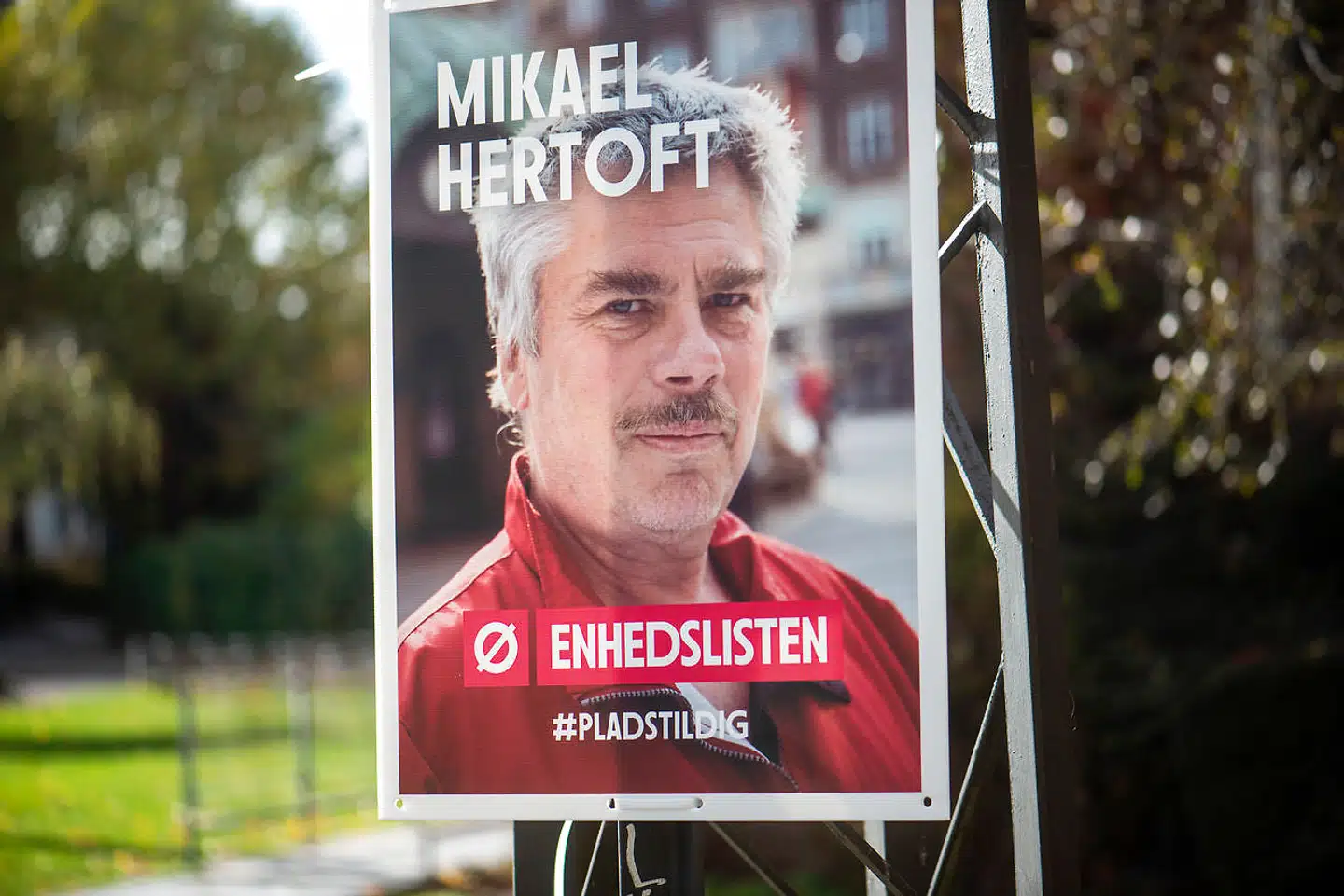 Mikael Hertoft, medlem af hovedbestyrelsen for Enhedslisten og talsperson for partiets Internationale Udvalg, siger nu klart, at Vesten efter hans opfattelse bærer »en stor del af ansvaret« for konflikten med Rusland. Dermed sætter han ild til den debat, der har præget Enhedslisten siden Ruslands invasion af Ukraine.