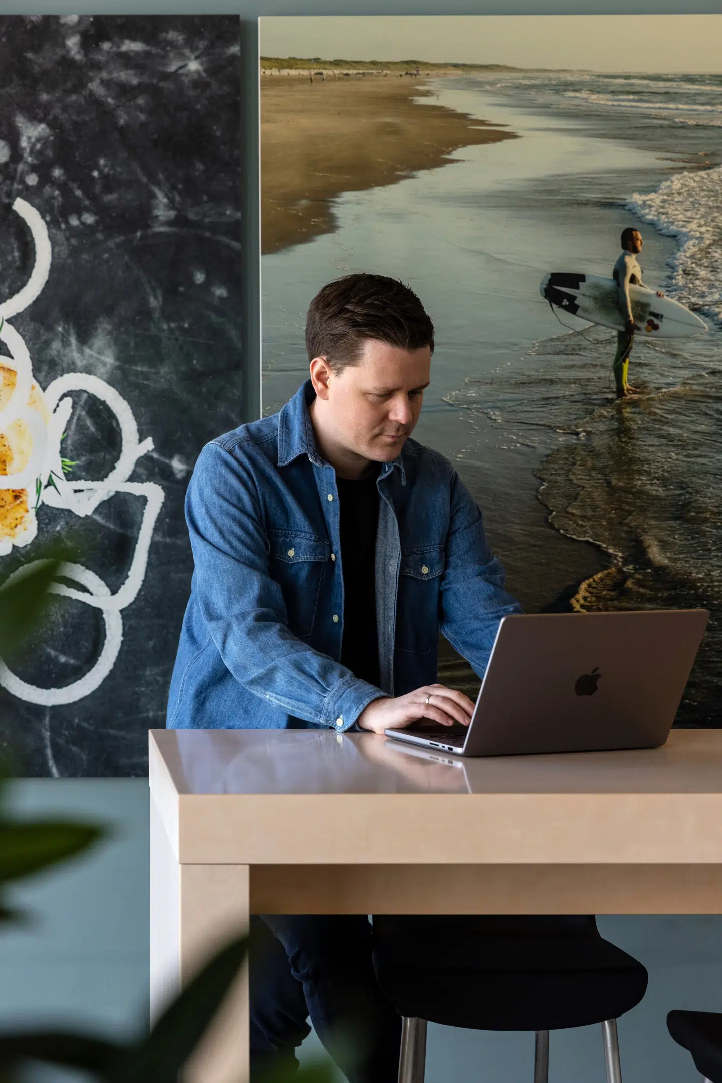 »Du kan udføre det samme arbejde i de samme programmer på begge platforme, så der er ingen grund til at hæmme medarbejdernes produktivitet ved at tvinge dem til at arbejde med en platform, de ikke er vant til,« siger Apple Specialist hos ENVO IT Mark Lajer. (Foto: Aske Jørgensen)