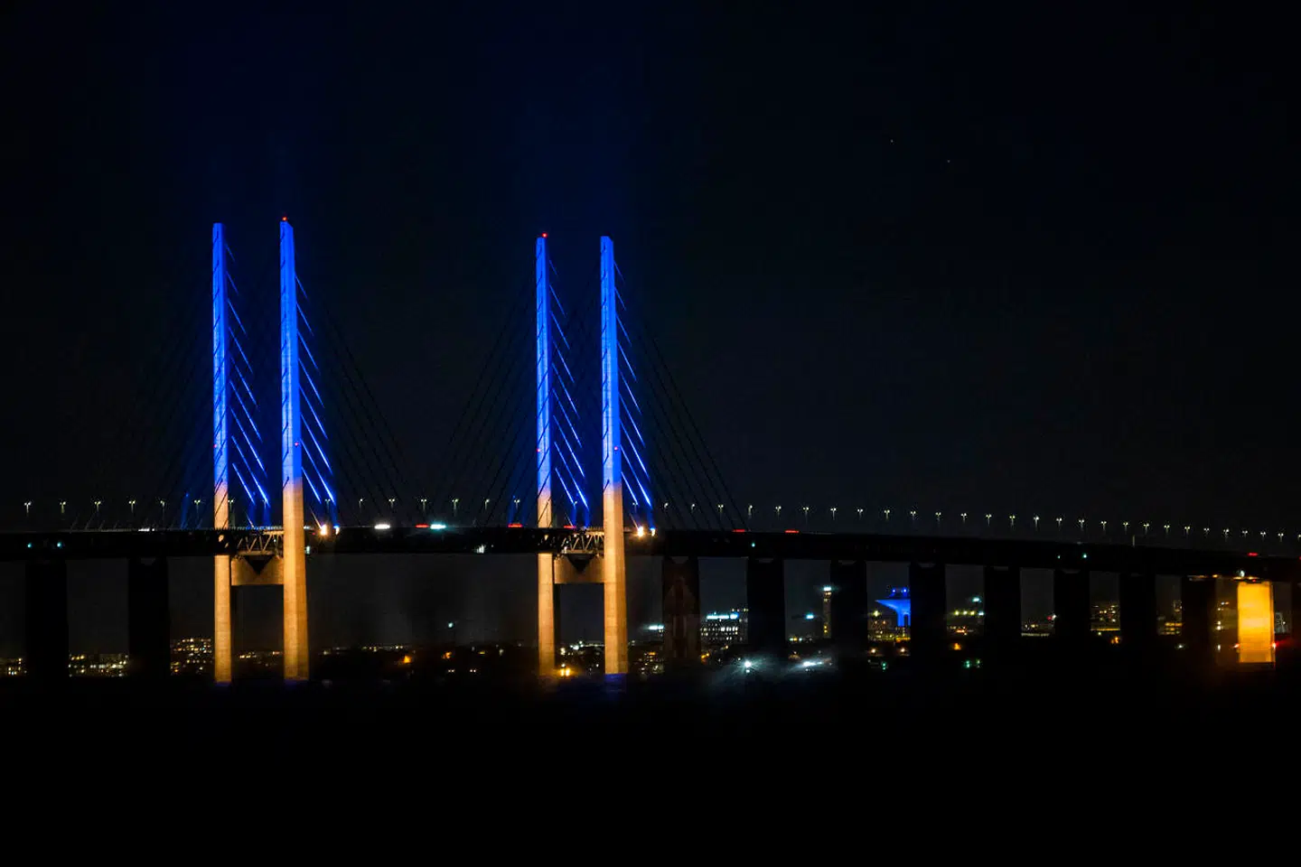 Arkivfoto: Øresundsbroen lyser hver weekend i marts op i det ukrainske flags blå og gule farver.