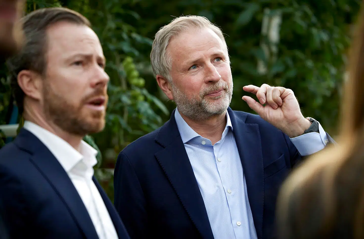 Mads Pedersen (th.) havde mandag besøg af Venstres formand, Jakob Ellemann-Jensen. Mads Pedersen er indehaver af familiegartneriet Nordic Greens. Han driver også et gartneri i Sverige, og det er heldigt for ham i øjeblikket. For mens han fyrer med dyr naturgas i Danmark, fyrer han med biomasse i Sverige. Efter at krigen er brudt ud i Ukraine, og risikoen for et gasstop vokser, har Nordic Greens besluttet sig for at udfase naturgas hurtigst muligt.