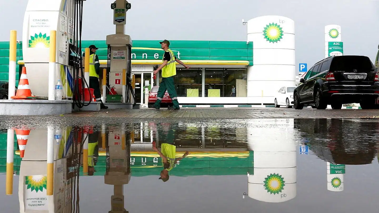 Oliegiganten BP var den første af de kæmpestore, der smækkede med døren til Rusland. Det har sat en steppebrand i gang, og nu er der for alvor kø ved udgangen, efter at selskab på selskab trækker sig som følge af den russiske invasion af Ukraine og de kraftige sanktioner, der derfor rammer Rusland.