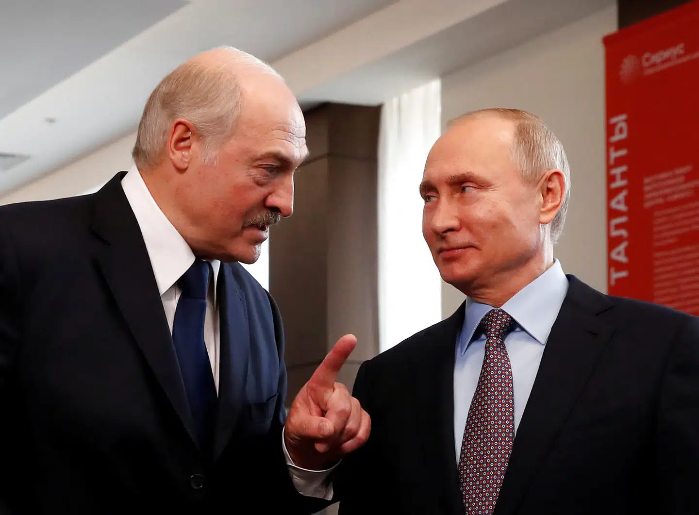 Ligesom Vladimir Putin (th.) støttede Aleksandr Lukasjenko under valget i 2020, støtter Lukasjenko Putin i krigen i Ukraine.