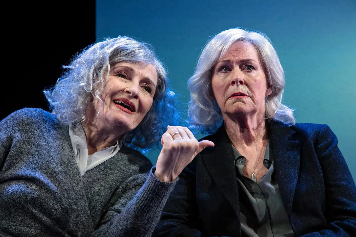 Bodil Jørgensen (tv) som den skønne, skøre Helene, den livstrætte sygeplejerske uden de store illusioner om livet. Her sammen med veninden Inge (Jannie Faurschou), Flinkeskolens 12-tals-pige, der dog kortvarigt under sig en elsker.