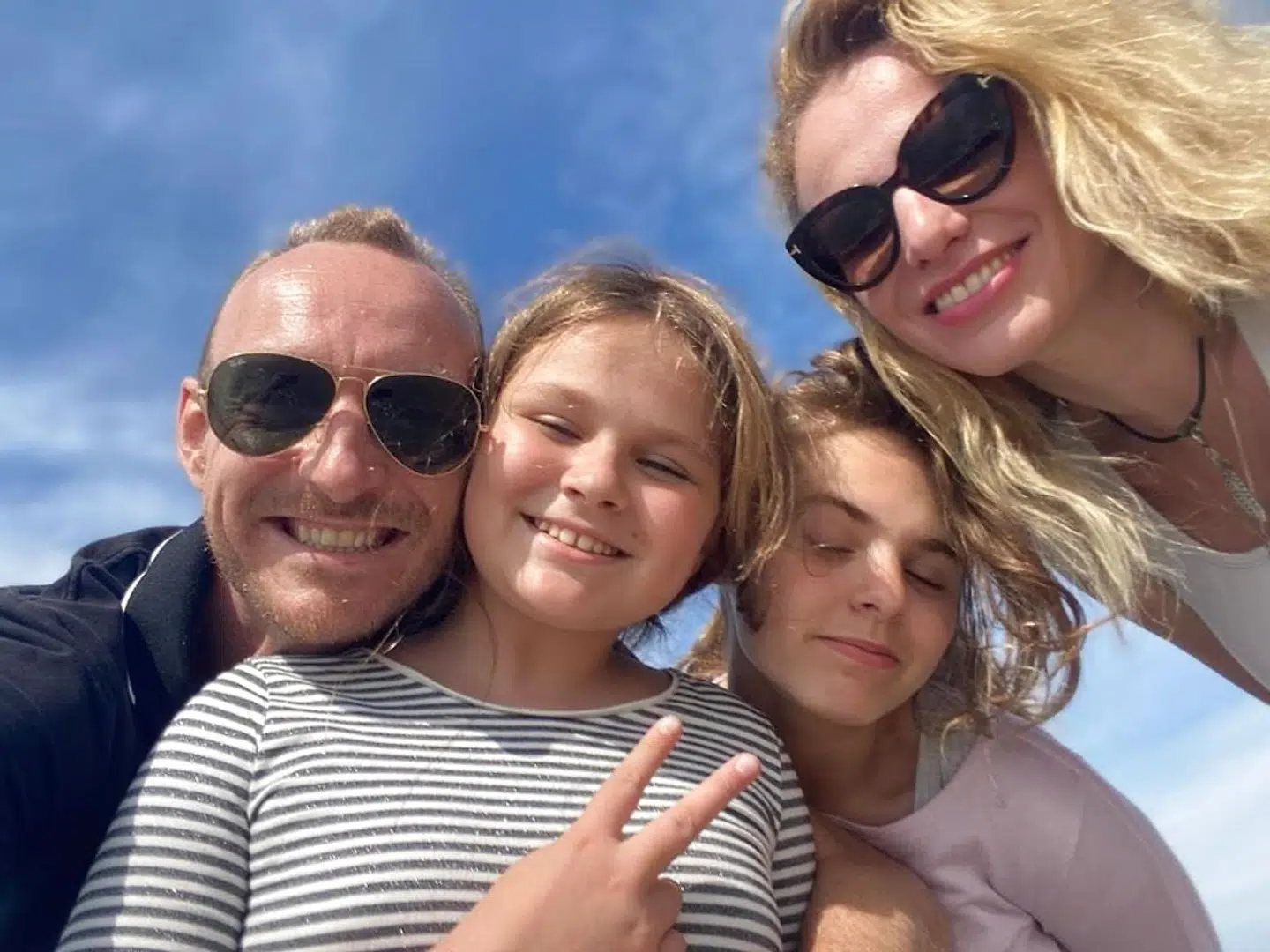 Nikolaj Rode og hustruen Nelia Vterkovska med børnene Golda og Yolanta Karp. Familien gemmer sig i en by i Ukraine, mens krigen rykker tættere på. Privatfoto