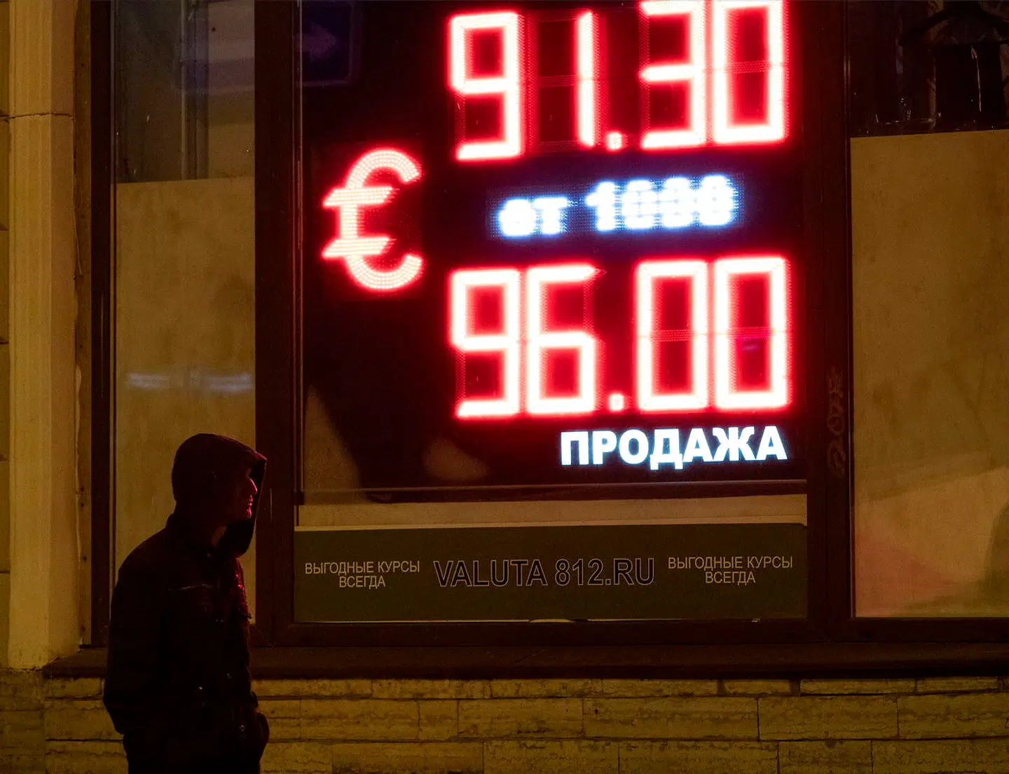 Rublen har det svært over for euroen og dollaren. En af de hårde sanktioner over for russerne fra Vestens side er en indefrysning af den russiske centralbanks aktiver i udlandet. Det betyder, at centralbankens over 600 milliarder dollar store krigskasse stort set er sat ud af spil i tilfælde af en bankkrise eller et kollaps i valutaen.