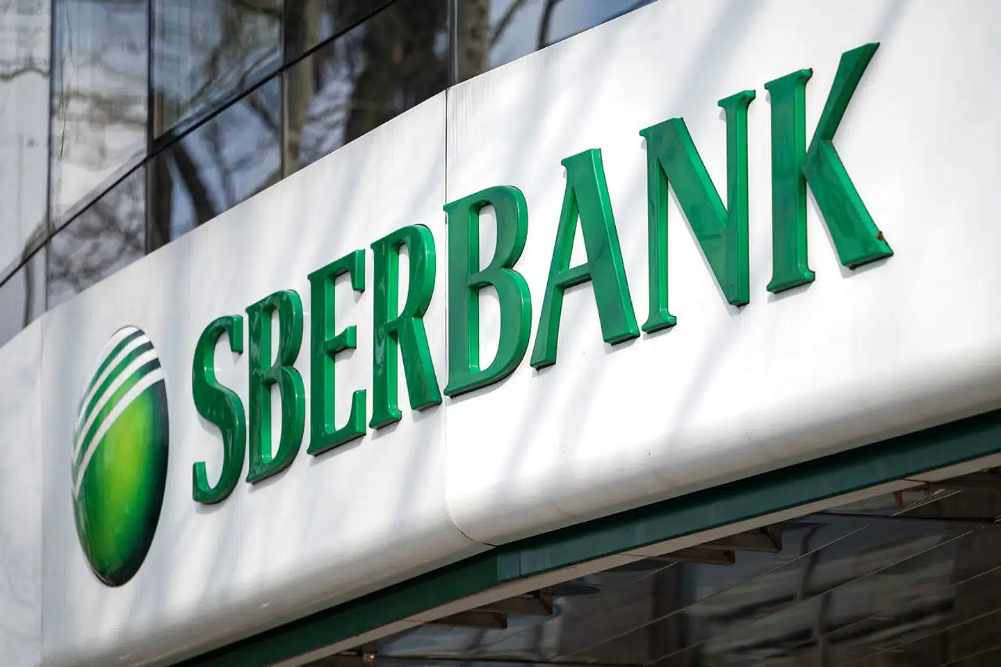 Aktiekursen for Sberbank of Russia dykkede 71 procent på børsen i London i løbet af mandag. Mandag var der ingen handel med aktier i Rusland, og derfor kan man ikke se, hvordan aktien har klaret sig i hjemlandet. Men banken skulle være hårdt presset på sin likviditet.
