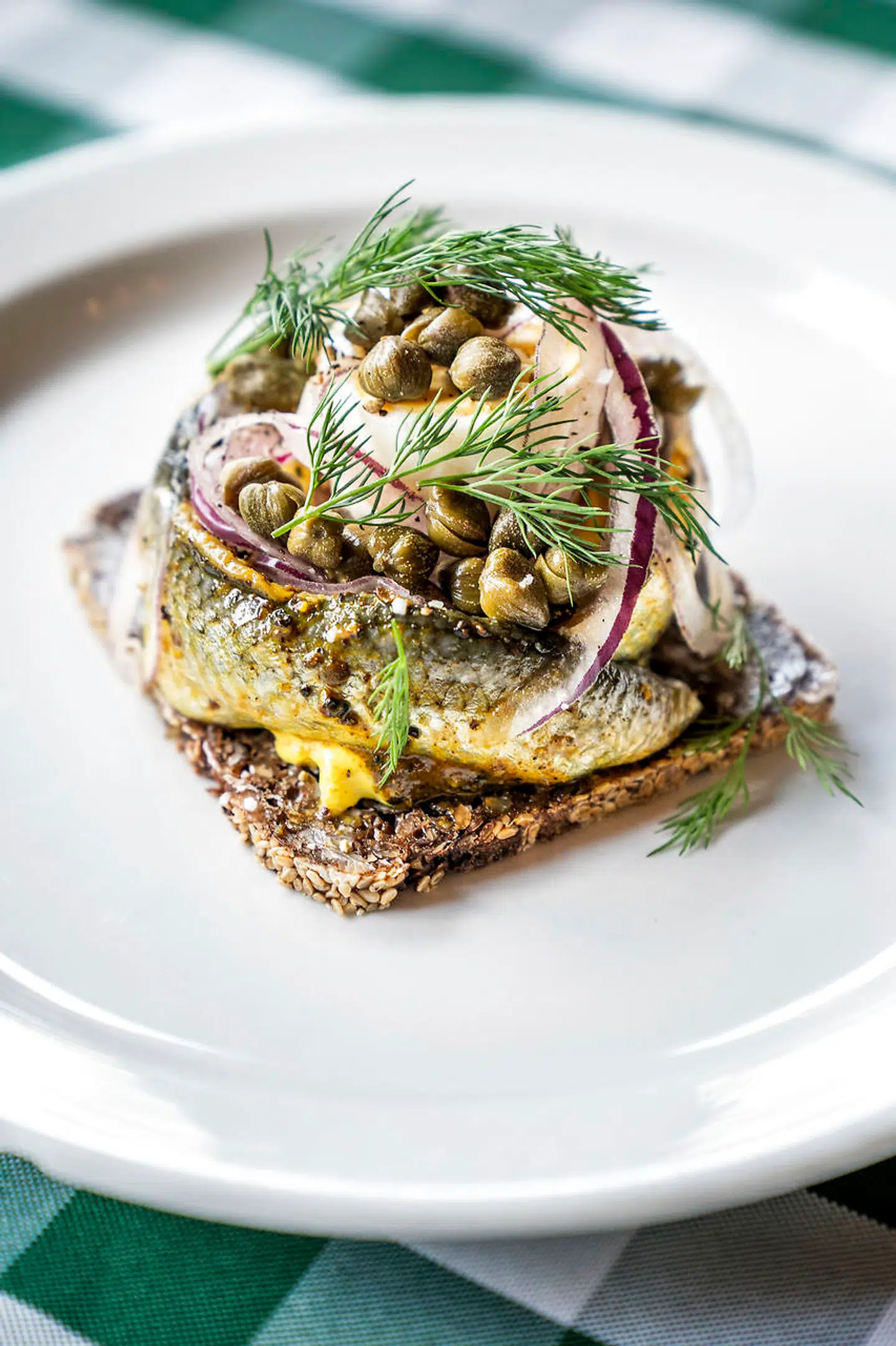 Kaptajnens karrysild med æg var en sjældent vellykket og delikat fortolkning af den klassiske karrysild.