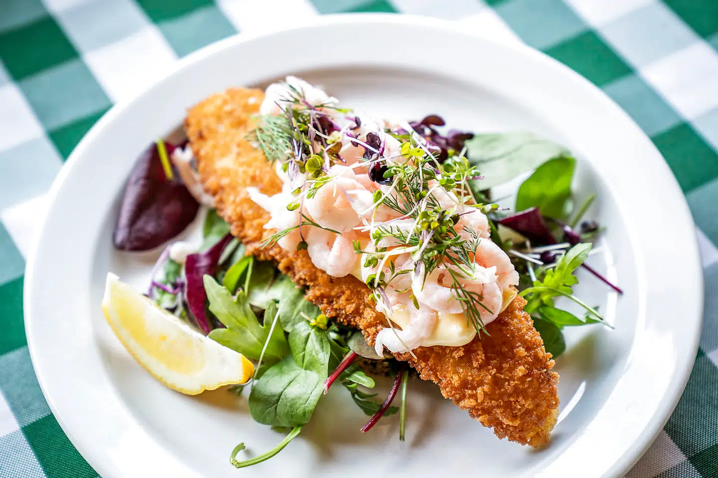 Den saftige pankofritterede rødspætte med håndpillede rejer og mayonnaise var snorlige i sin udførelse og havde en god og frisk smag.