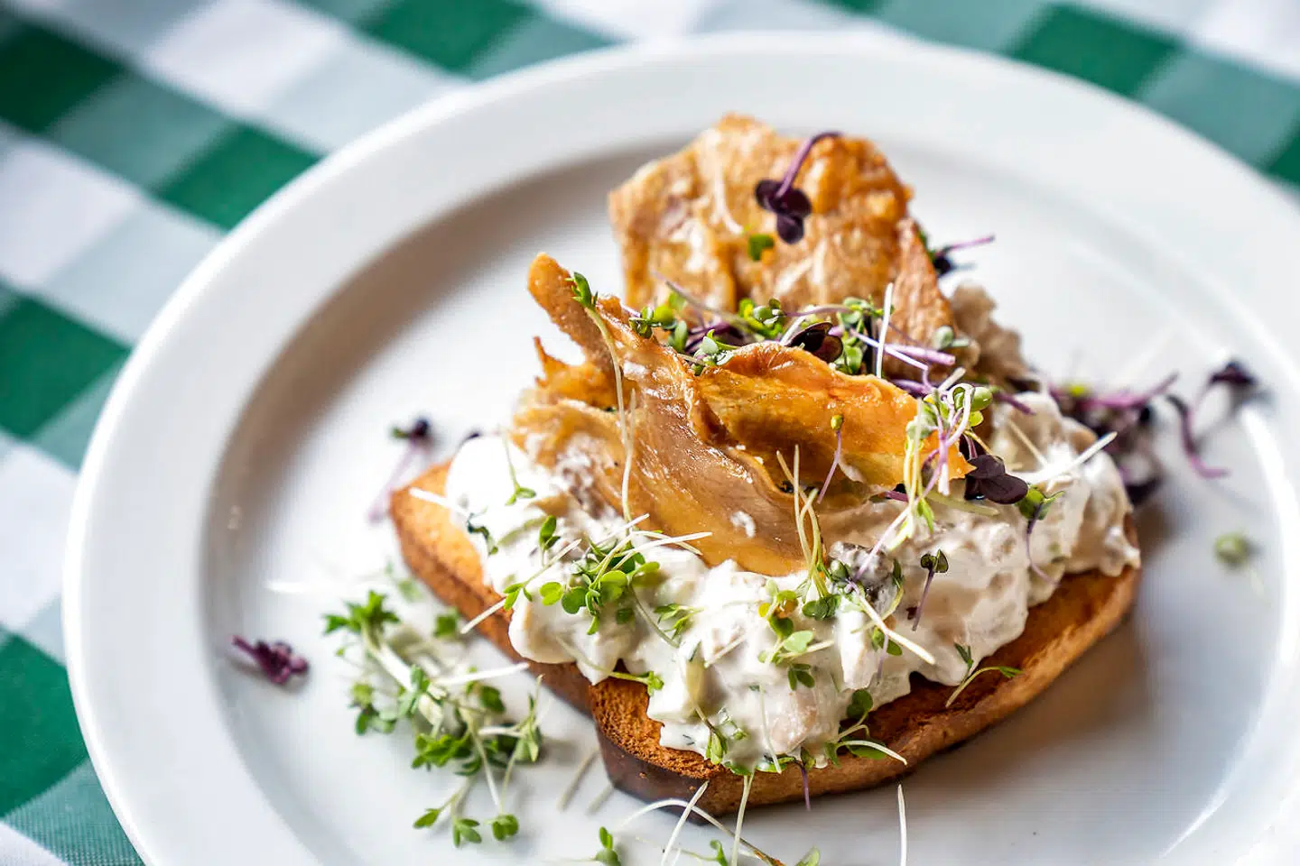 Den hjemmelavede hønsesalat med sprødt skind var lavet af gode råvarer, men manglede tilsmagning for at stå helt skarpt.