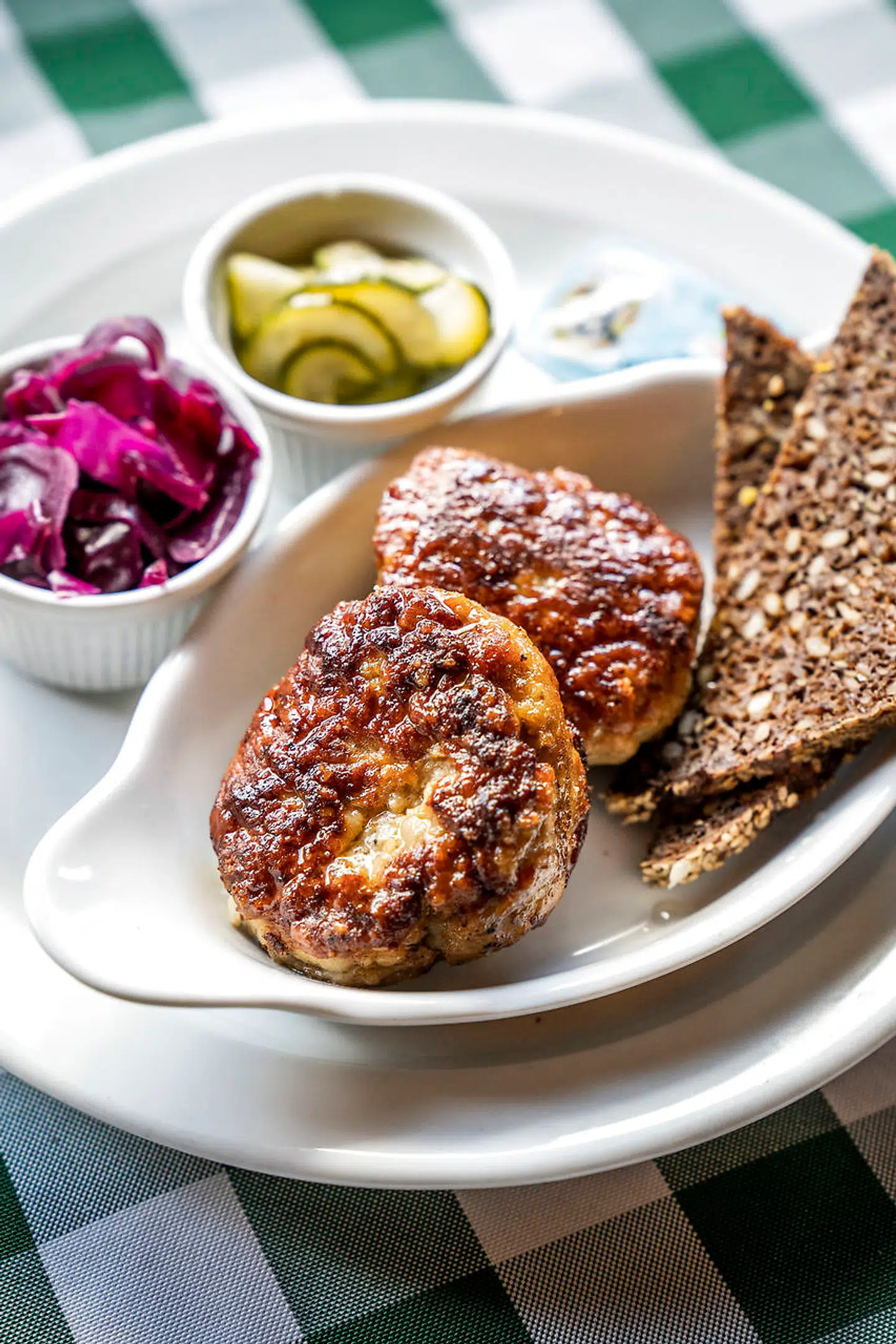 Nyboders Køkkens frikadeller stod snorlige og er sammen med Kaptajnens Karrysild klart stedets bedste anretninger på frokostkortet.