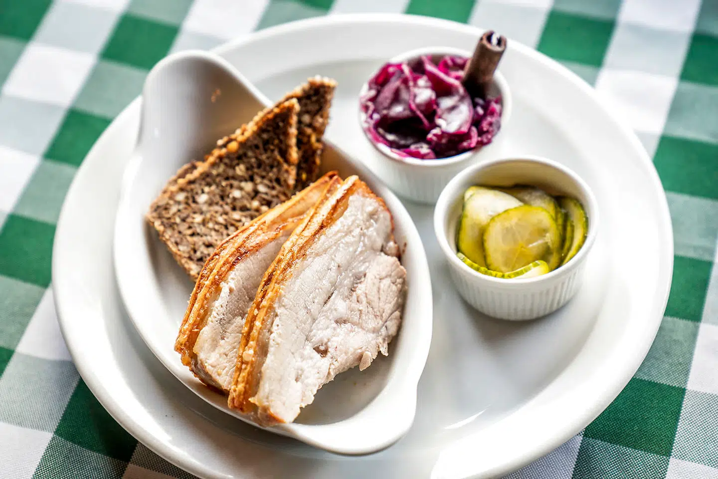 Den lune ribbenssteg med surt, var utvivlsomt frokostens svageste led og trækker godt ned i den samlede bedømmelse.