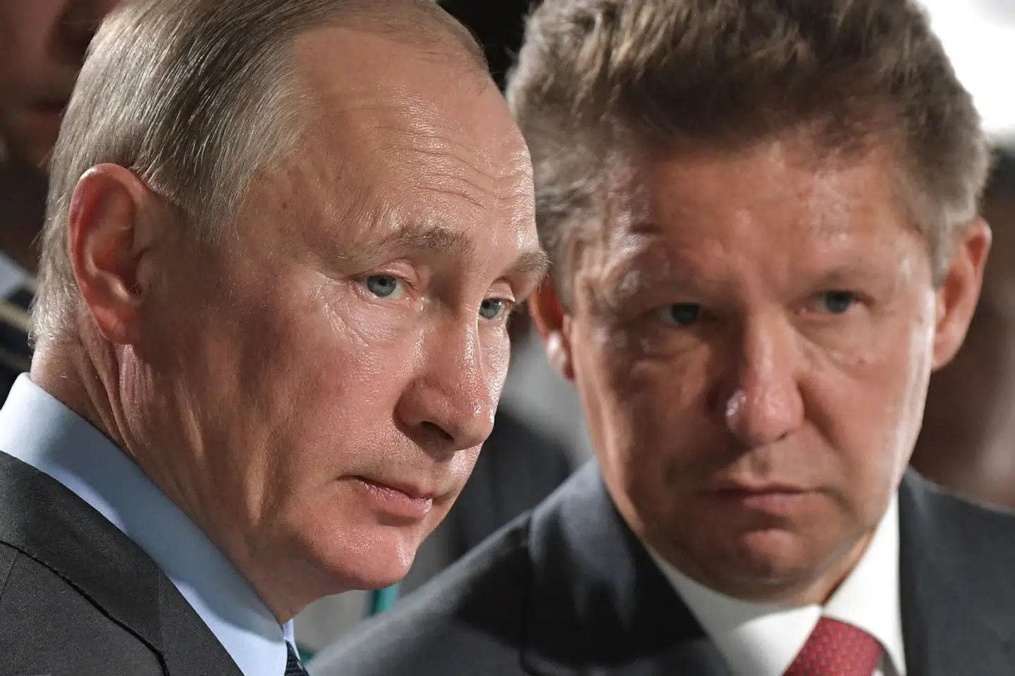 Gazprom-chefen Aleksej Miller (t.h.) har gennem tre årtier hørt til kredsen omkring Ruslands mangeårige præsident, Vladimir Putin (t.v.).