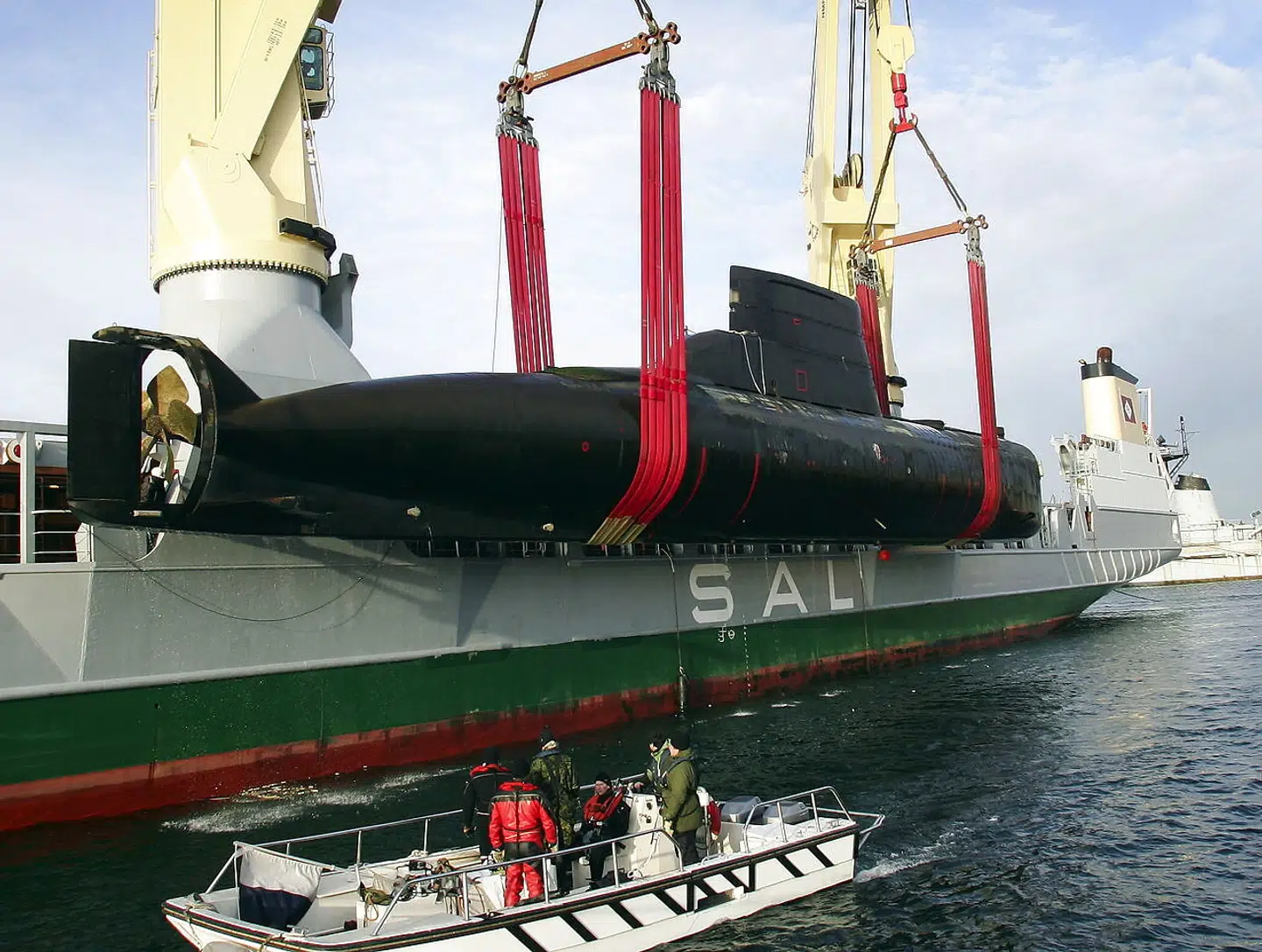 Den 500 tons tunge ubåd Sælen, der blandt andet har gjort tjeneste under Irakkrigen i 2003 blev den sidste ubåd i det danske forsvar. I december 2004 blev den her løftet op af vandet ved Bradbænken på Holmen, og siden har den pensionerede ubåd været udstillet.