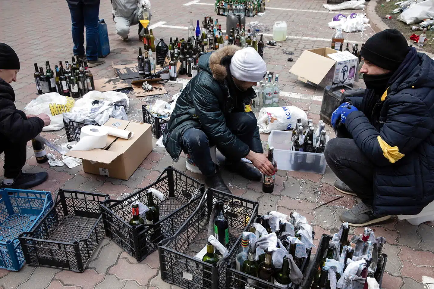 I Kiev var indbyggere søndag i fuld gang med at fremstille molotovcocktails – primitive flaskebrandbomber – til brug mod de russiske invasionstropper.