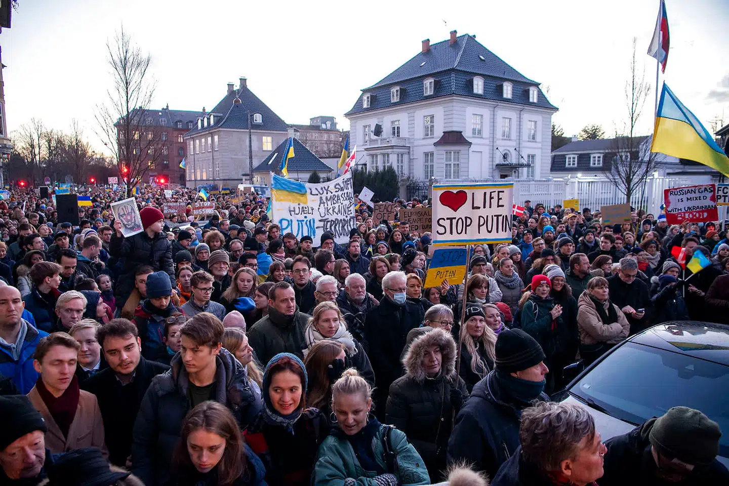 Politiet anslog, at der var samlet mere end 10.000 mennesker til demonstration foran den russiske ambassade i København søndag.