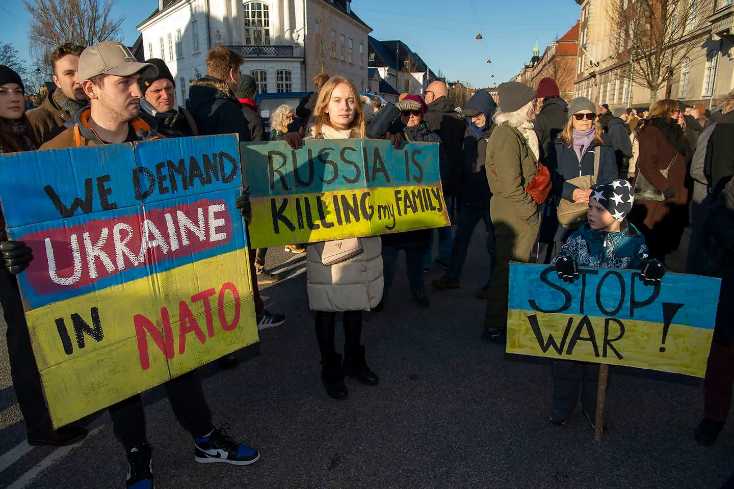 Mange af de demonstrerende havde hjemmelavede skilte med til lejligheden.