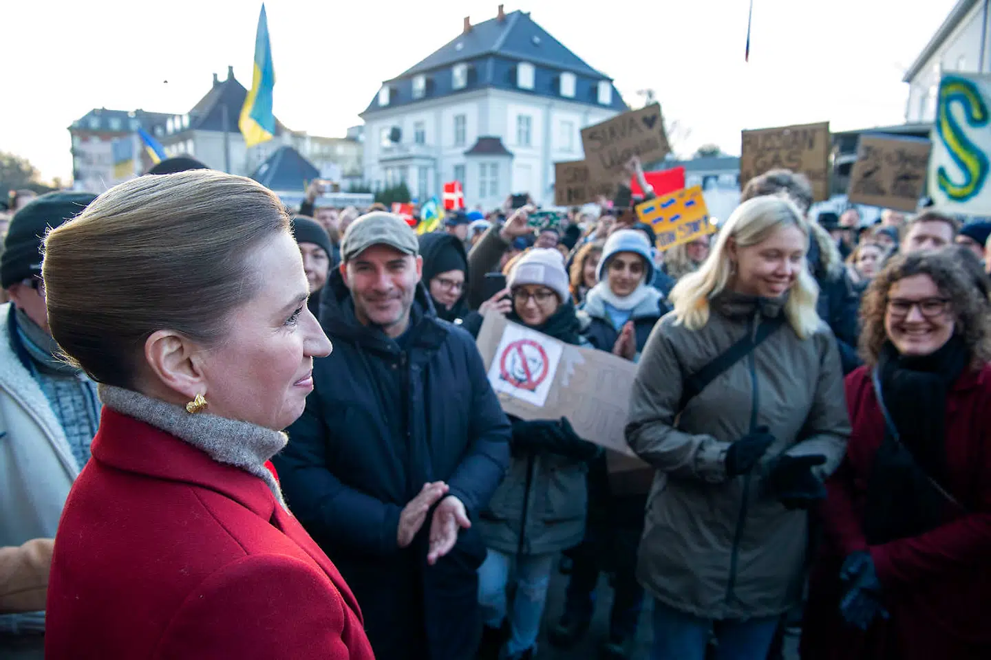 Statsminister Mette Frederiksen talte til demonstrationen 'Stop Ruslands krig mod Ukraine' foran den russiske ambassade i København søndag. Hun talte blandt andet om, at Europa og verden for altid vil være forandret.