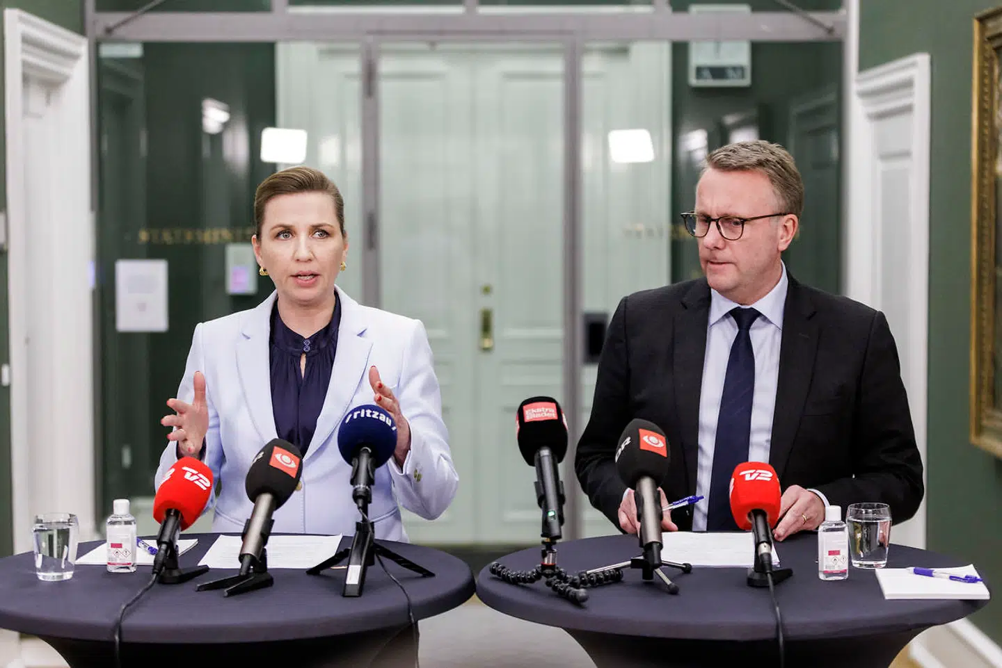 Statsminister Mette Frederiksen og forsvarsminister Morten Bødskov (S). Danmark sender panserværnsvåben til Ukraine.. (Foto: Nikolai Linares/Ritzau Scanpix)