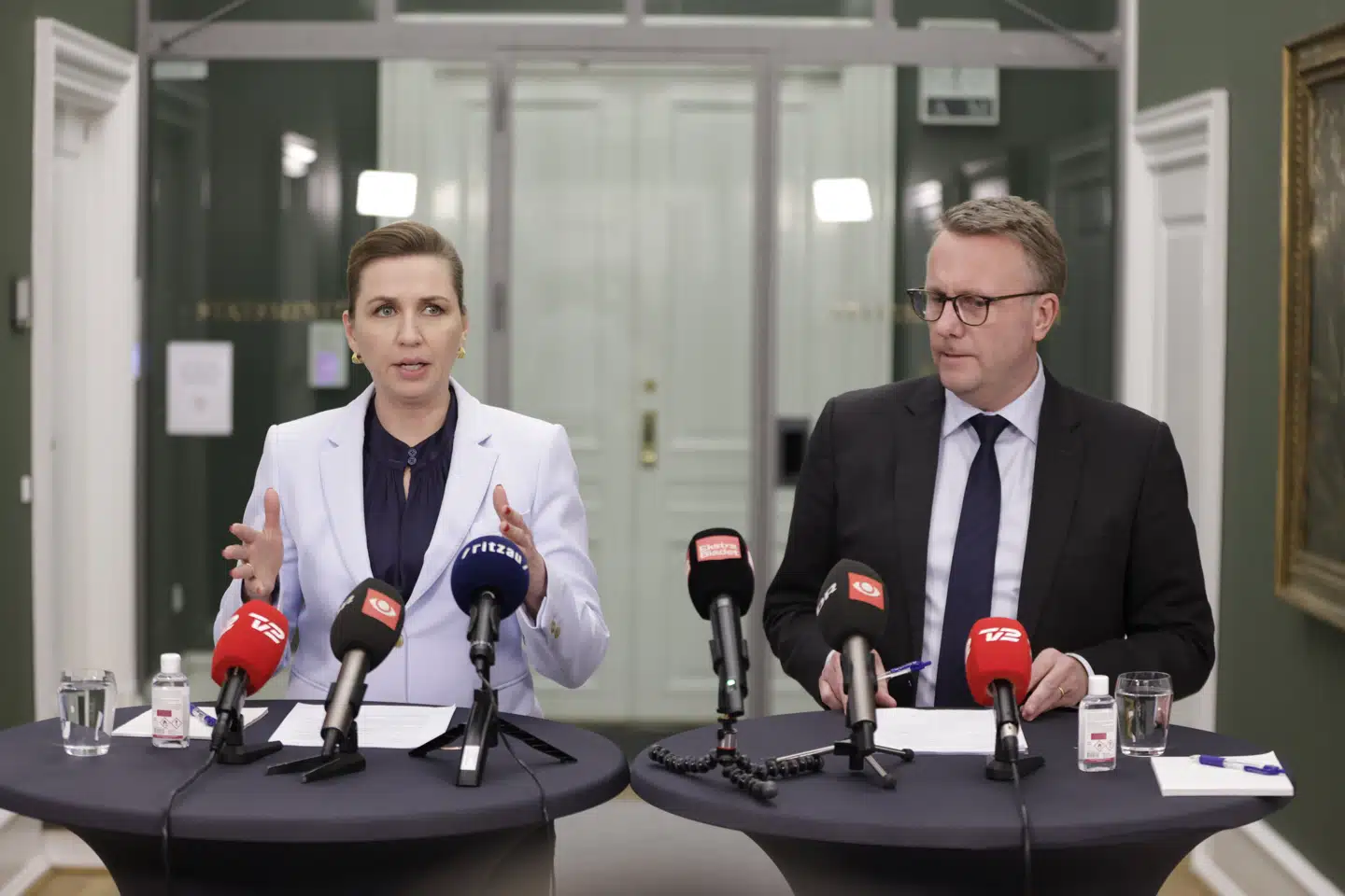 Statsminister Mette Frederiksen og forsvarsminister Morten Bødskov præsenterede søndag aften beslutningen om at sende våben til de ukrainske styrker i kampen mod den russiske invasion.