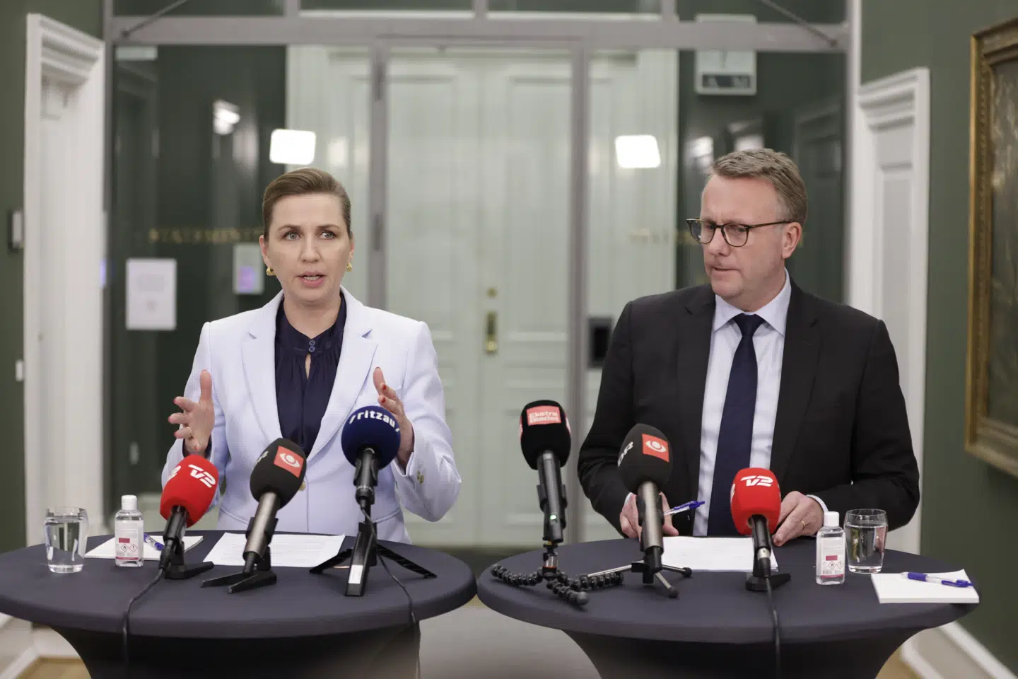 Statsminister Mette Frederiksen og forsvarsminister Morten Bødskov præsenterede søndag aften beslutningen om at sende våben til de ukrainske styrker i kampen mod den russiske invasion.