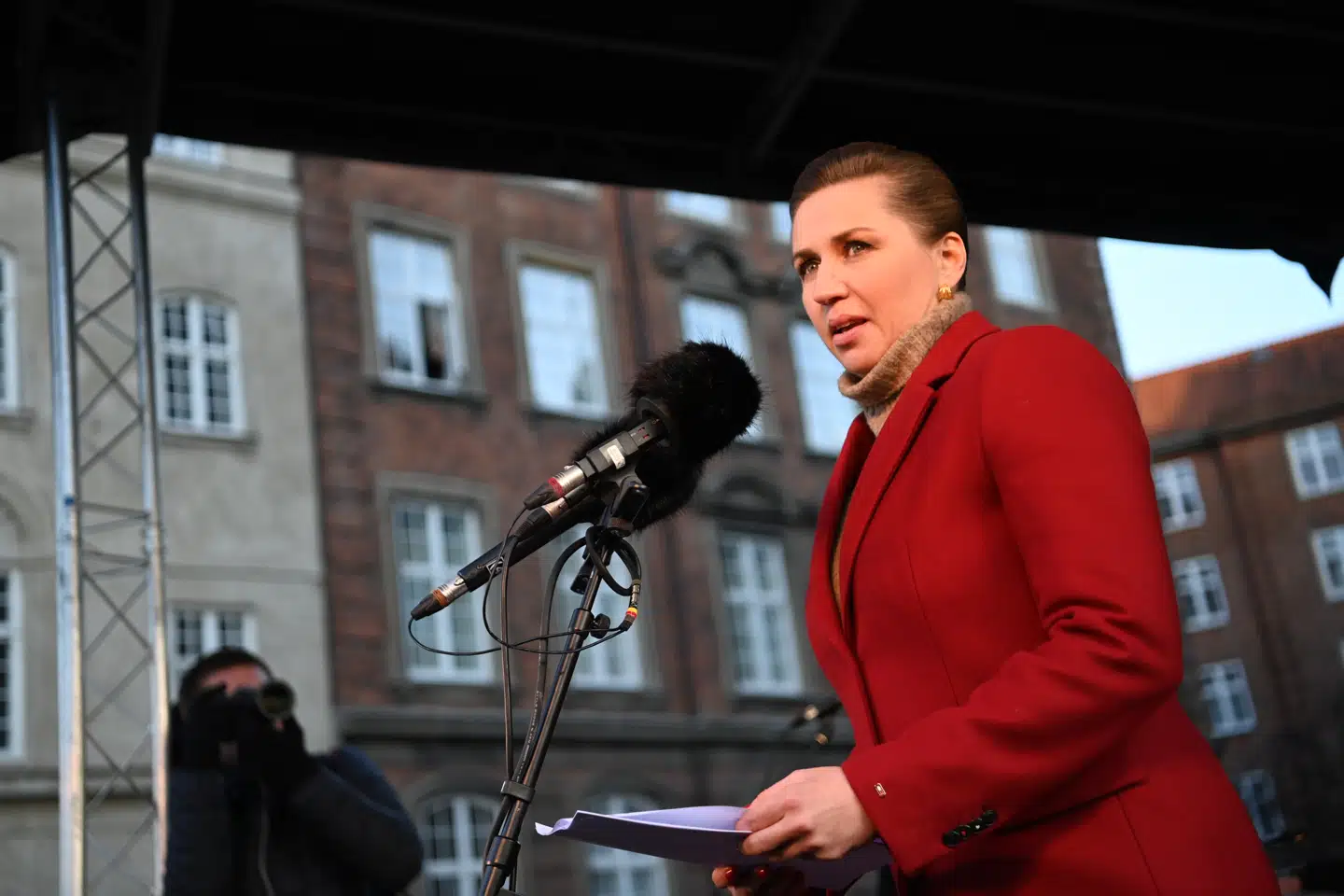 Statsminister Mette Frederiksen (S) holder tale ved demonstrationen 'Stop Ruslands krig mod Ukraine' foran den russiske ambassade i København søndag.