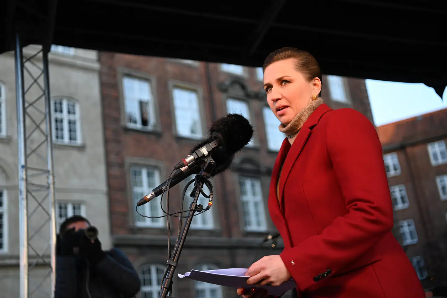 Statsminister Mette Frederiksen (S) holder tale ved demonstrationen 'Stop Ruslands krig mod Ukraine' foran den russiske ambassade i København søndag.