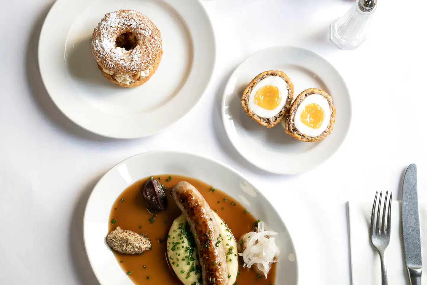 Der er blandt andet Toulousepølse med kartoffelpuré på menuen. Her er hovedretten ledsaget af en snack – scotch egg – og dessert. Bistroen vil være et alternativ til lange tastingmenuer og små deleretter. Her hedder det forret, hovedret og dessert.