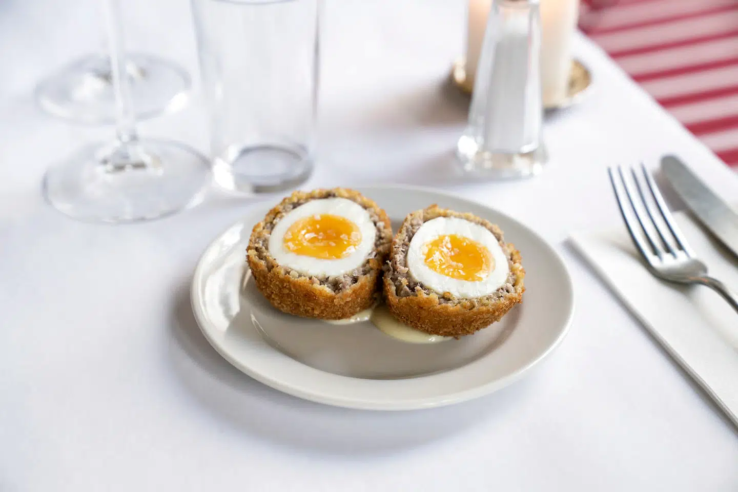 Der er blandt andet 'scotch egg' på snack-menuen. Det består af smilende æg pakket ind i en fars af hakket kød med krydderier, paneret i rasp eller panko og friteret.