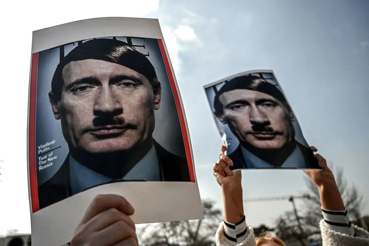 Vladimir Putin sammenlignes med Adolf Hitler under en demonstration mod Ukraine-krigen i den tyrkiske storby Istanbul.