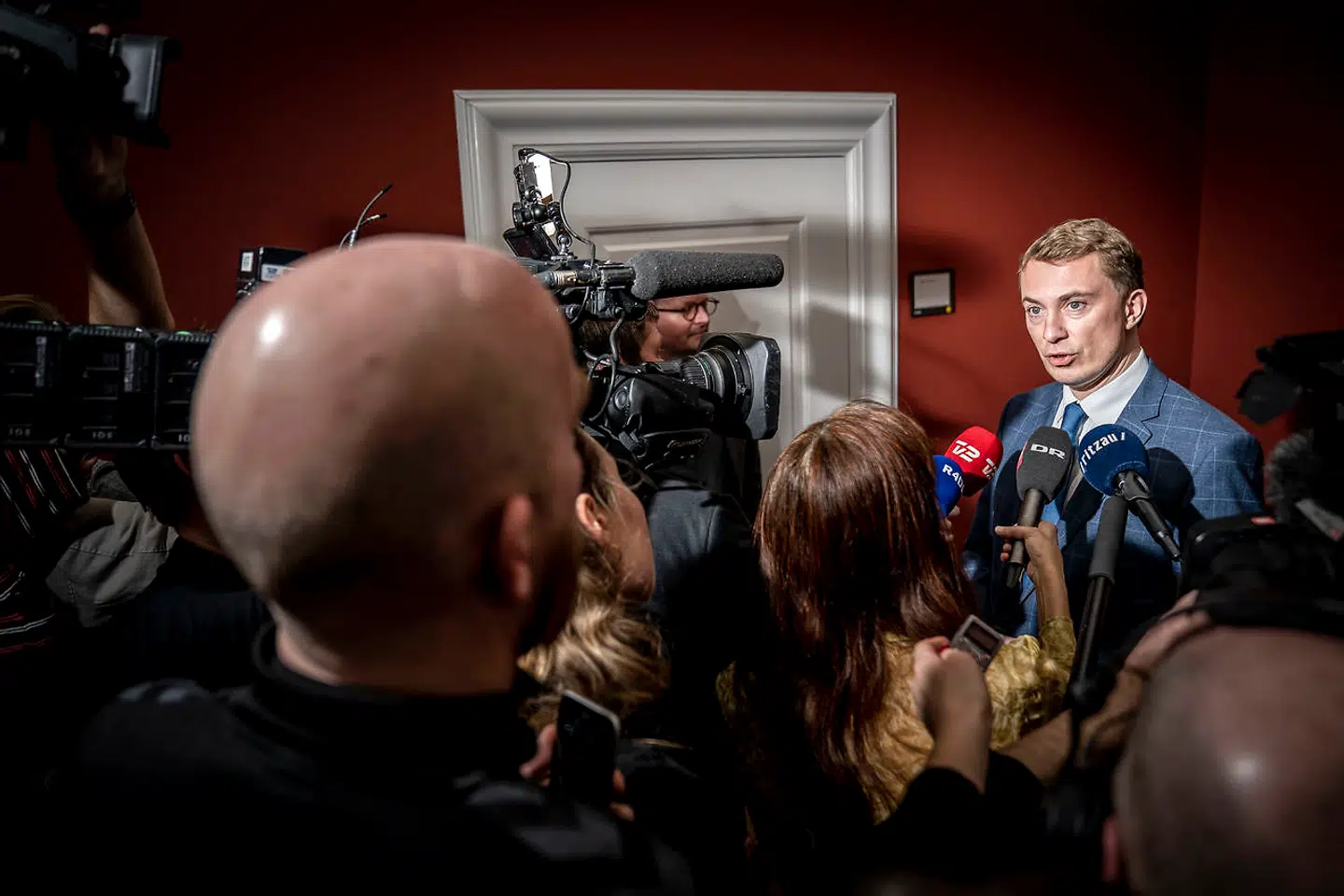 DF-formand Morten Messerschmidt skriver på sin Facebook-profil som reaktion på Marie Krarups afgang, at partiet »nærer ingen sympati for Putin eller hans politik«.