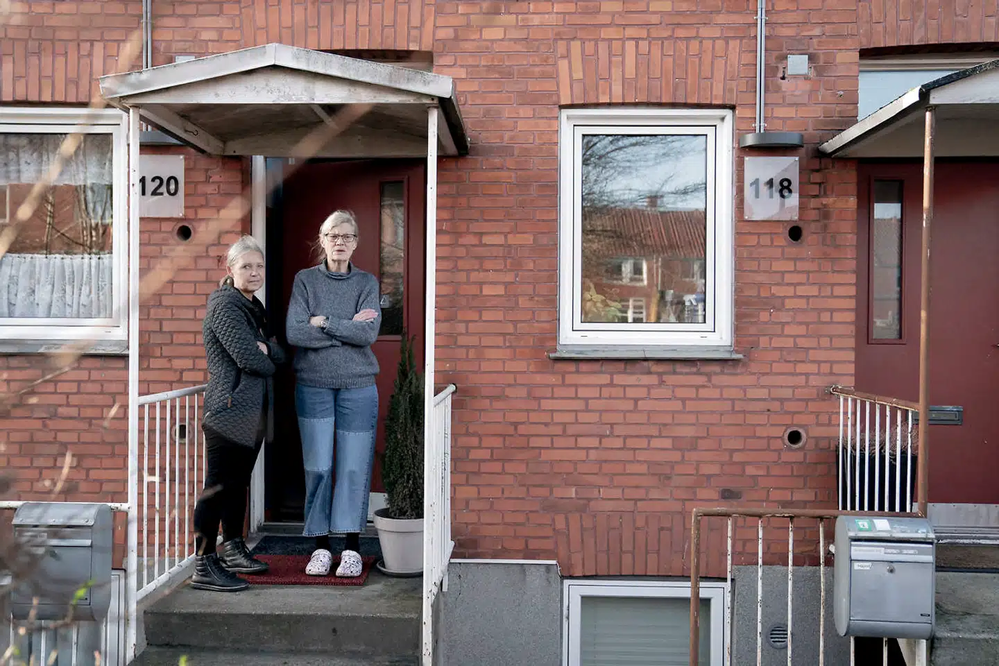 Britta Hemdorff (th.) og Annette Krogstrup (tv.) har boet i rækkehusene i Brønshøj i flere årtier. For otte år siden flyttede en mand ind i huset mellem dem, og det har skabt problemer, siger de.
