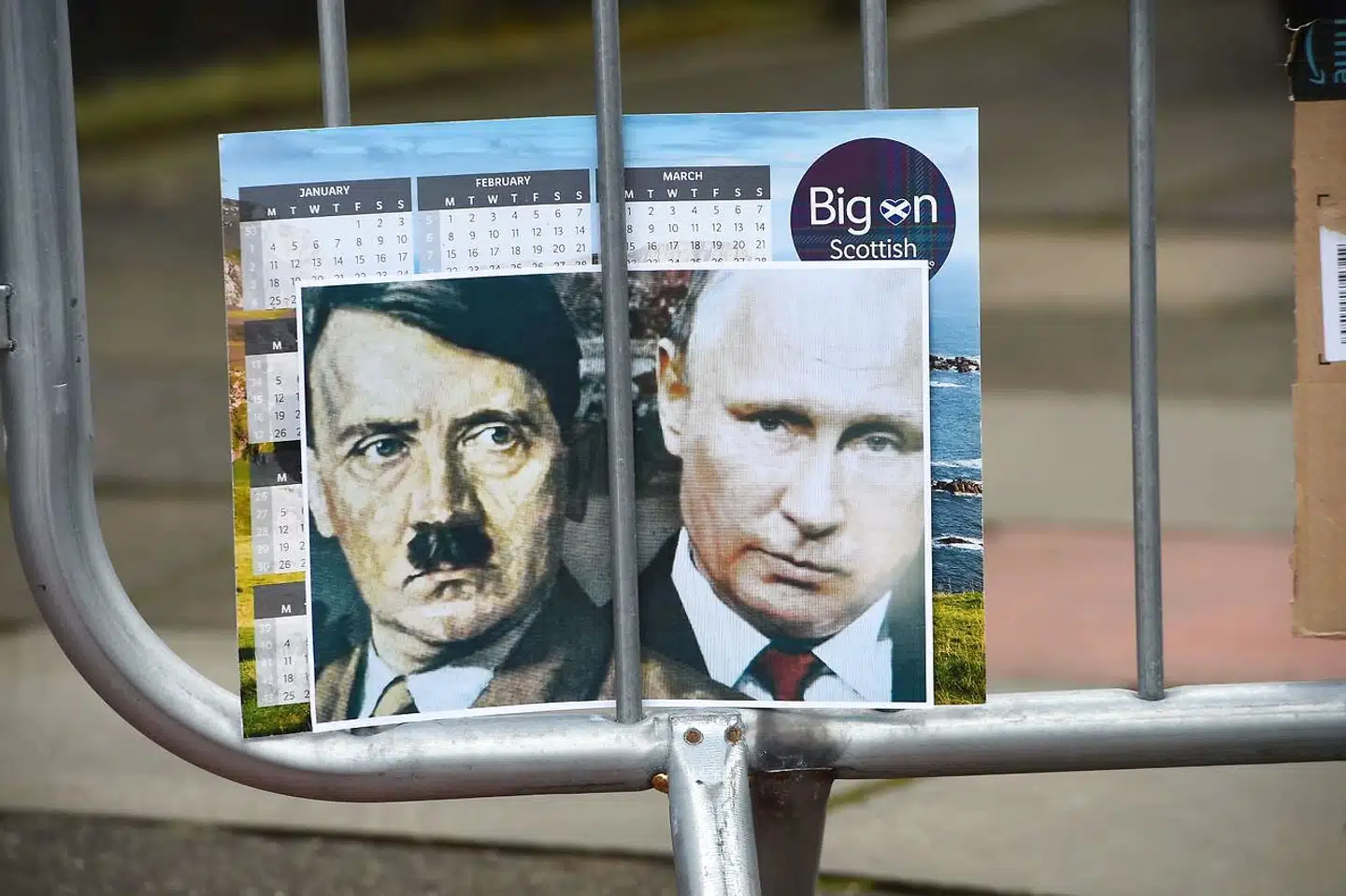 Adolf Hitler og Vladimir Putin side om side ved en protestdemonstration – men også side om side i deres tro på, at en falsk flag-operation kan legitimere krig. Historien byder dog på en trøst i en dyster tid.