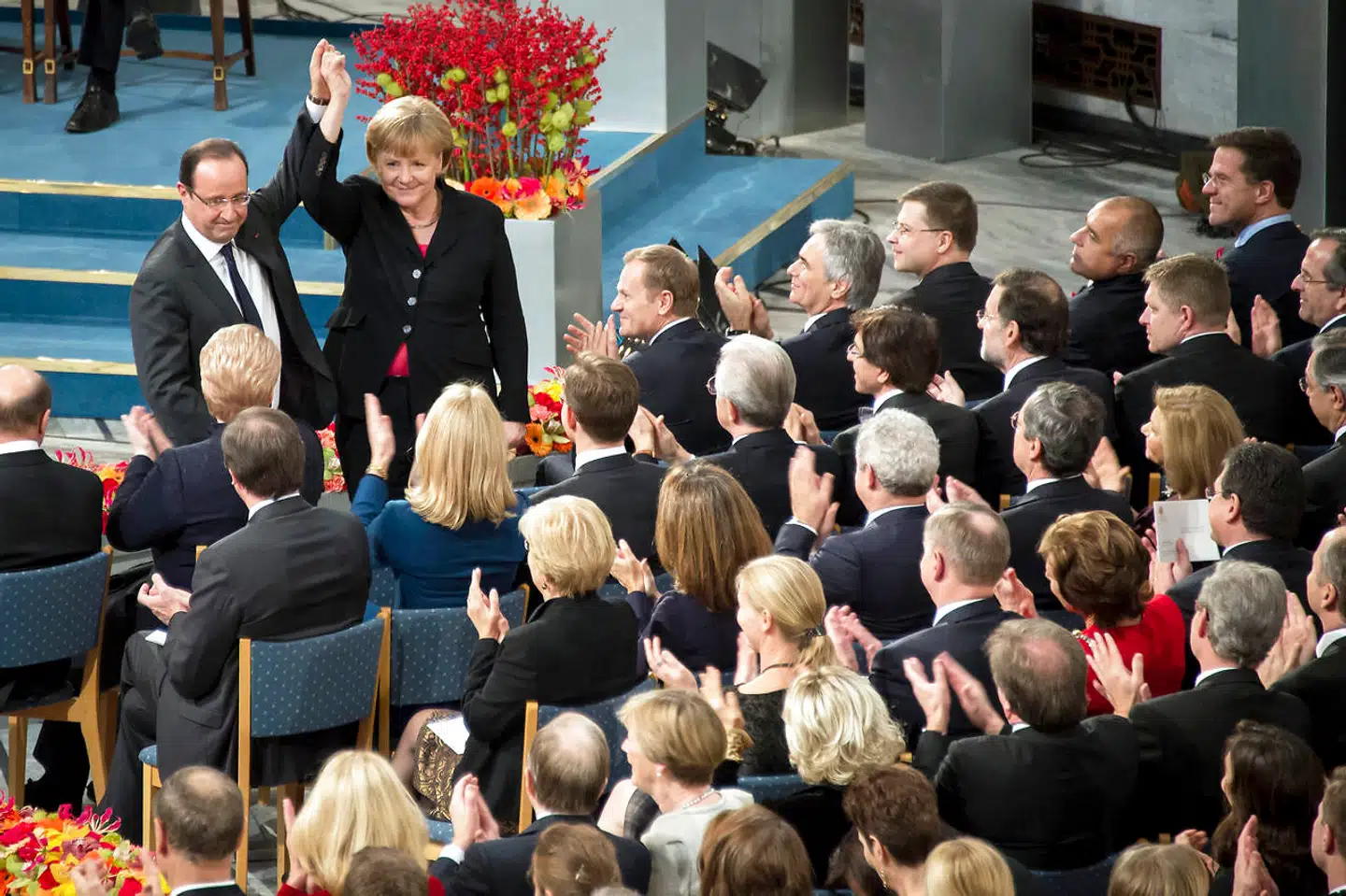 Hånd i hånd for fred i Europa. Den daværende tyske kansler, Angela Merkel, og Frankrigs præsident, François Hollande, markerer tysk-fransk forbrødring under ceremonien for EUs modtagelse af Nobels fredspris i 2012. Et gensyn med den fejring giver »et nådesløst indblik i europæiske illusioner,« skriver debatredaktør Pierre Collignon i denne kommentar.