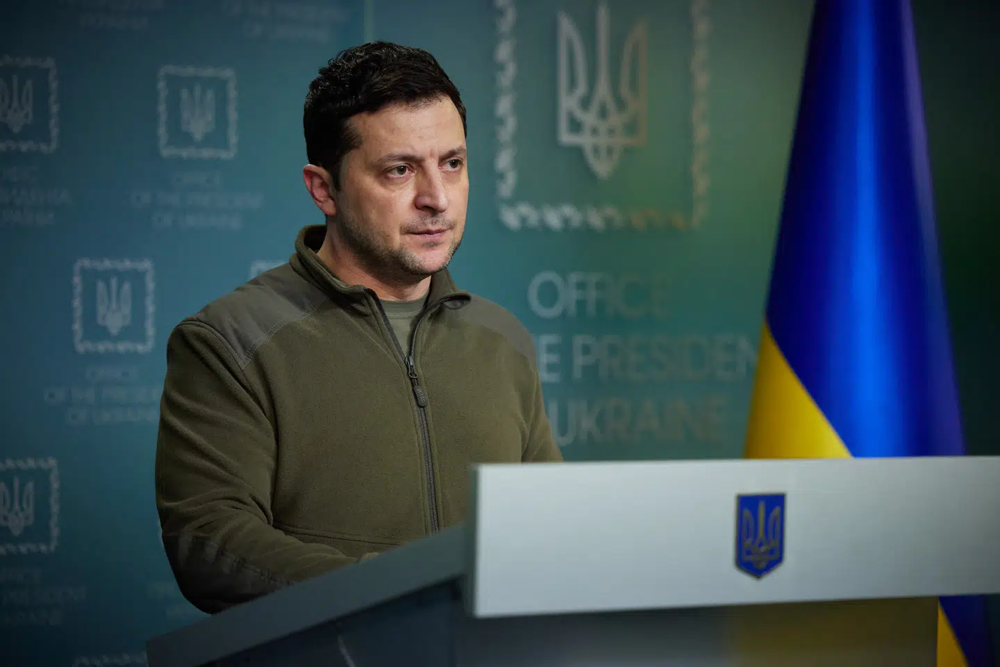 Volodymyr Zelenskyj taler til nationen. Den ukrainske præsident er ikke imponeret over Vesten og især Europas støtte efter Ruslands invasion af landet, der fredag truede hovedstaden Kiev.
