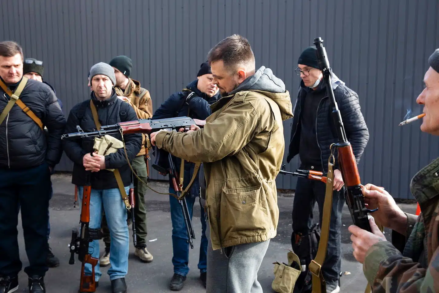 Hjemmeværnsfolk i Kiev gør sig klar til kamp med våben, som de netop har fået udleveret.