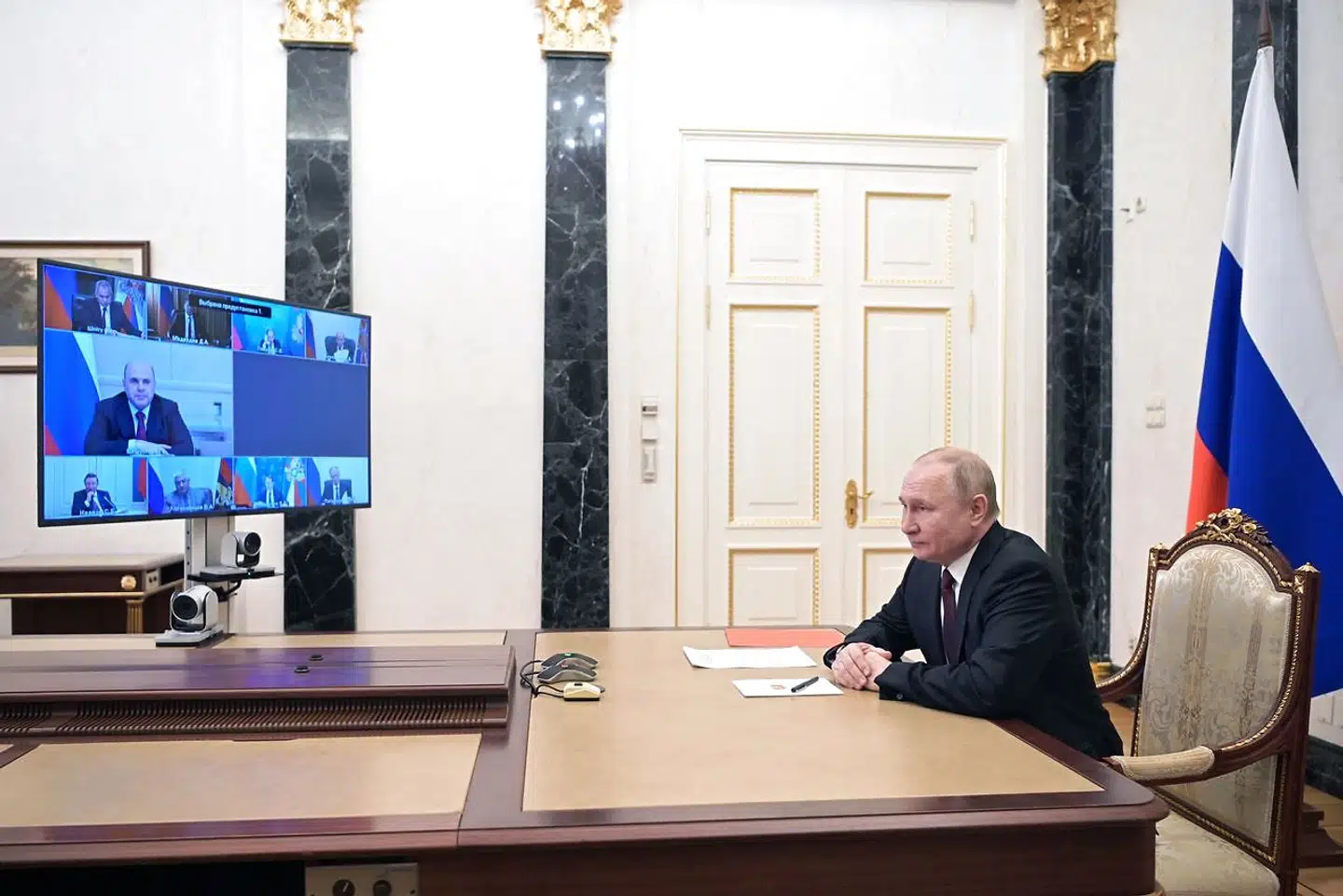 Præsident Vladimir Putin, der her leder et møde i det russiske sikkerhedsråd fredag, gjorde sig ikke de store anstrengelser for at imødekomme den ukrainske regerings tilbud og et kompromis, der kan bane vejen for våbenhvile.