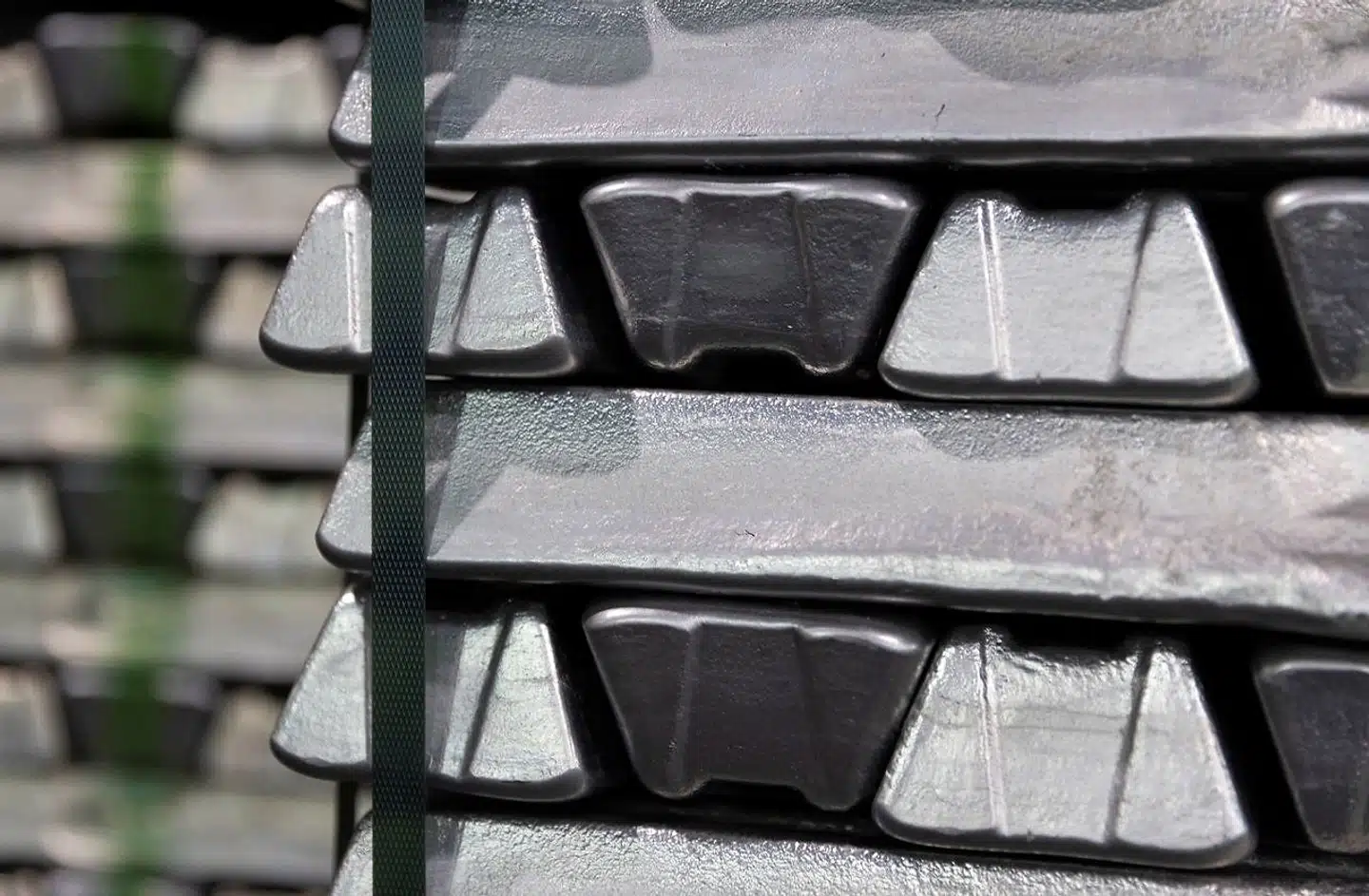 De danske virksomheder mangler arbejdskraft og materialer som her: aluminium. Når virksomhederne mangler arbejdskraft og materialer efterspørger kunderne mere, end de kan producere. Dermed går virksomhederne glip af omsætning.