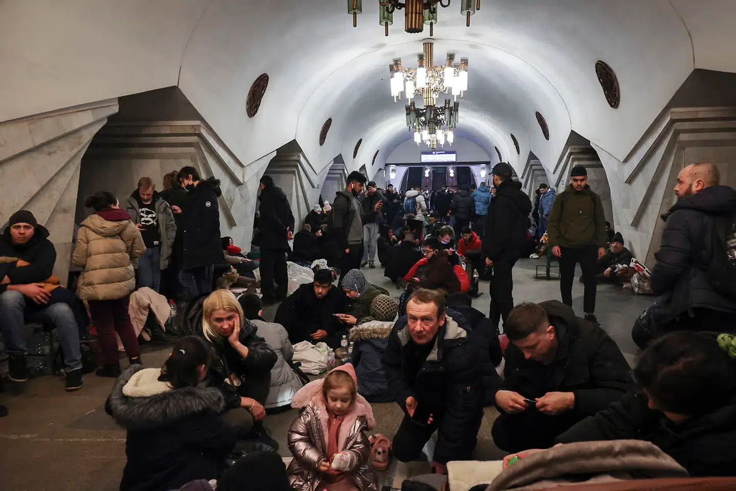 Beboere i Kharkiv søger ly i en undergrundsstation, som er blevet omdannet til beskyttelsesrum.