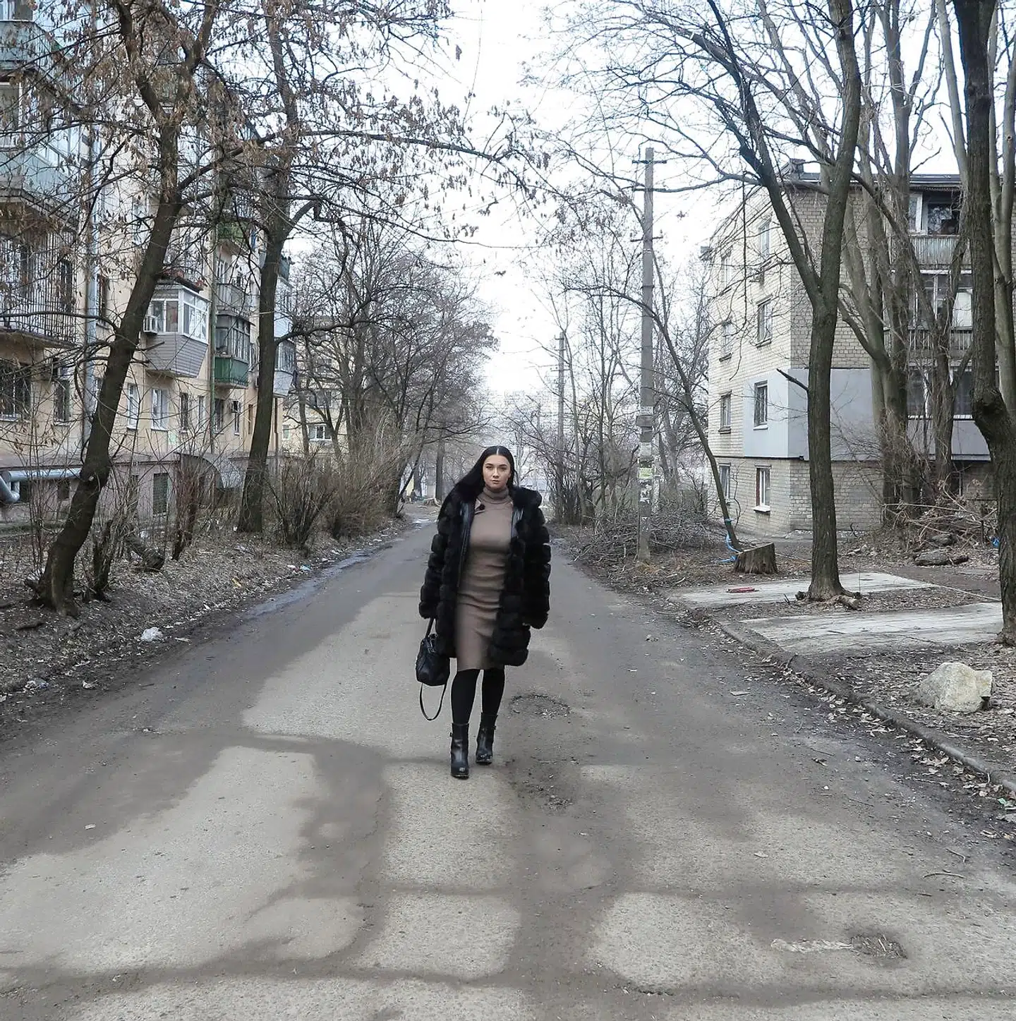 »Her er jeg i min hjemby Dnipro i Ukraine under mit sidste besøg, som efterhånden er fem år siden. Det er faktisk min barndomsgade, hvor vi boede i en af bygningerne lidt længere nede ad vejen. Mange af de ting, som jeg læser i disse dage, har givet mig tårer i øjnene, og jeg savner pludselig Ukraine mere end nogensinde før. Det var endda planen at vi skulle besøge Dnipro hele familien i år og jeg har drømt om at vise Morten og Allessia, hvor jeg kommer fra,« skriver Irina Olsen på Instagram ved siden af dette billede.