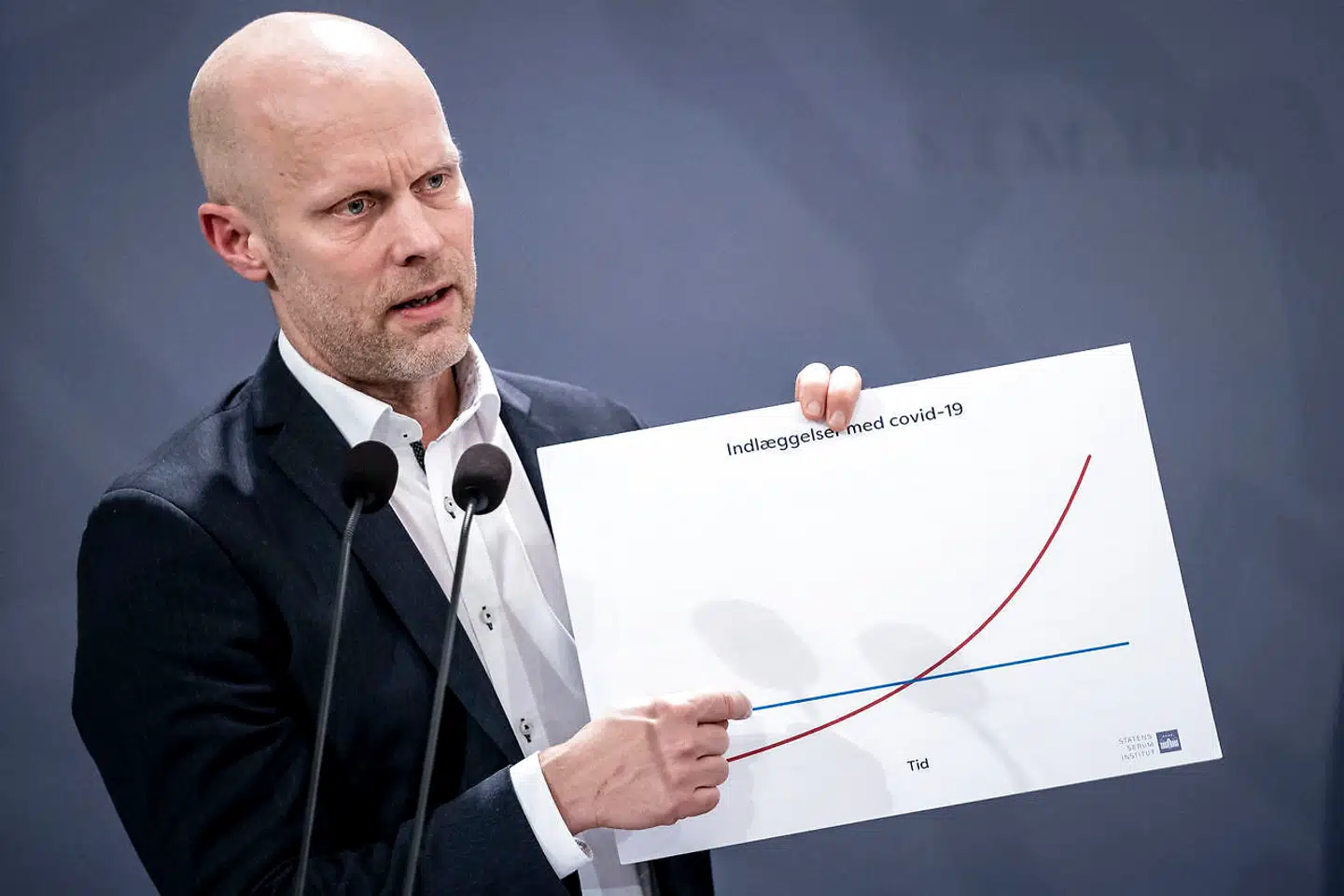 En række særligt amerikanske akademikeres forundring over Danmarks coronahåndtering har på det seneste fået Statens Serum Institut i offensiven. Her ses direktør Henrik Ullum under et pressemøde i Statsministeriet 8. december.