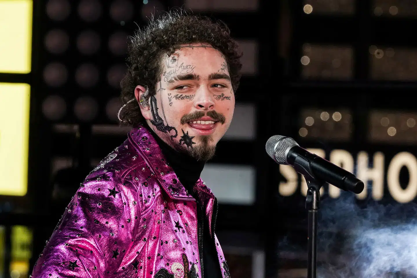 Den amerikanske rapper, Post Malone, er en af de kunstnere, der skal optræde på Roskilde Festival i år.