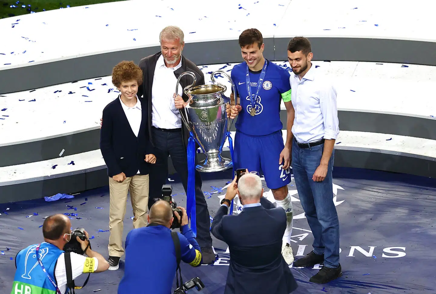 Roman Abramovich (tv. med pokalen), der ejer fodboldklubben Chelsea, kan miste mange penge på Ukraine-krisen.