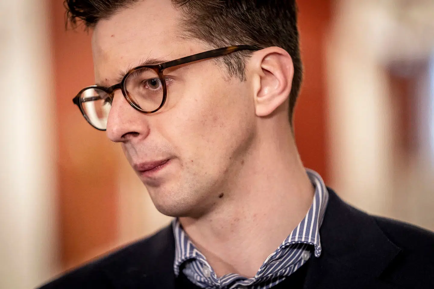 Alex Vanopslagh er 30 år. Han blev valgt ind i Borgerrepræsentationen i København i 2017, og blev valgt til Folketinget i 2019, hvorefter han overtog formandsposten.